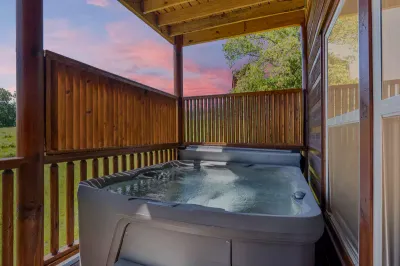 Splash Mountain Lodge hot tub