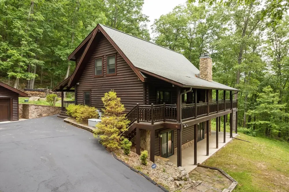 Wolf Den pet friendly cabin