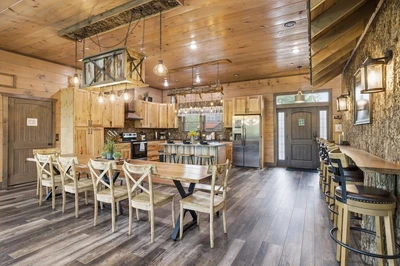 kitchen and dining room of the grand splash lodge cabin