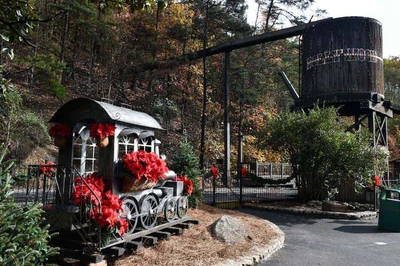 Dollywood decorated during Christmas